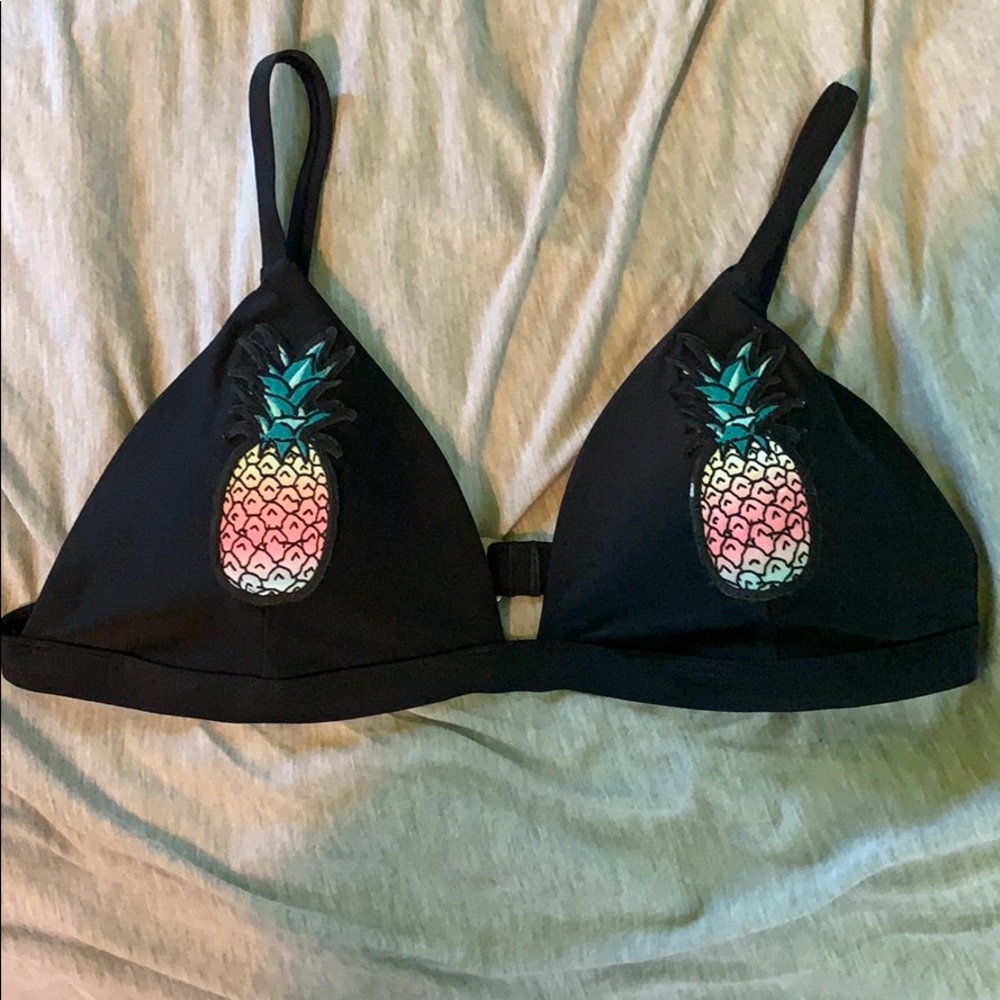 hollister bikini top!